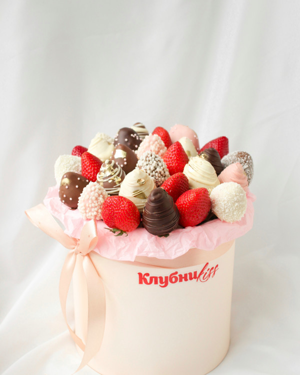 Шляпная коробка с клубникой средняя 18 см